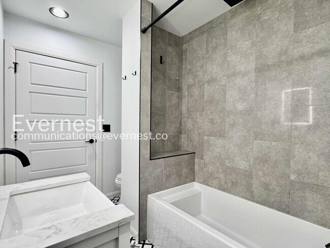 Building Photo - 2 Bed, 2 Bath Home with Garage / Pet-Friendly / Available Now!