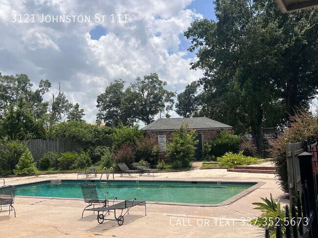 Building Photo - Modern 1-Bed Condo with Pool Access - Walk to Moncus Park