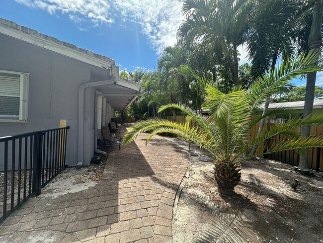 Building Photo - 740 NE 37th St