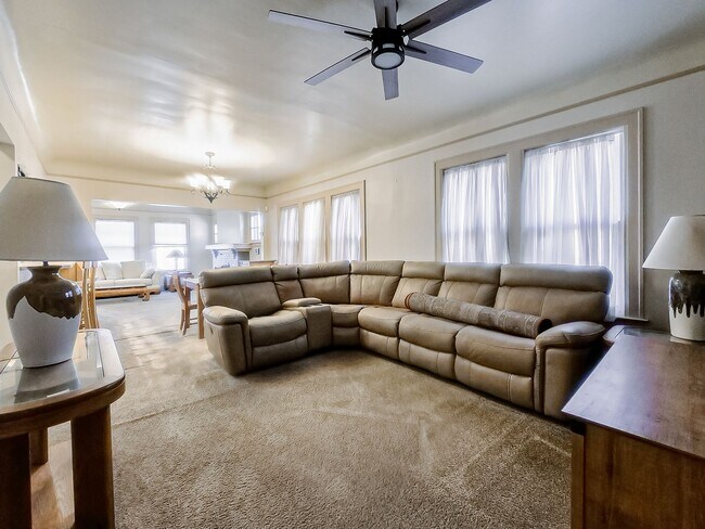 Building Photo - Welcome to this beautiful 2 bedroom, 2 bat...