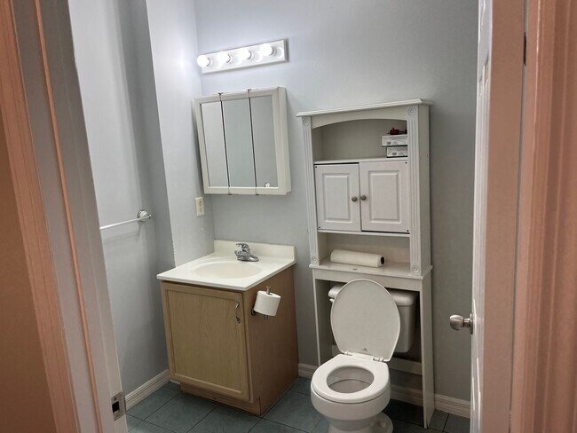 Building Photo - Spacious & Well-Maintained 2 Bedroom Home ...