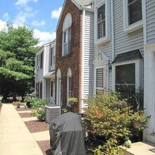 Building Photo - 8 Colonial Ct