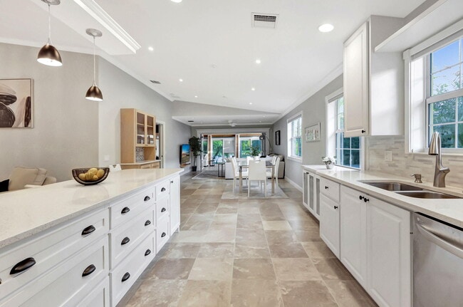 Building Photo - 11361 SW Pembroke Dr