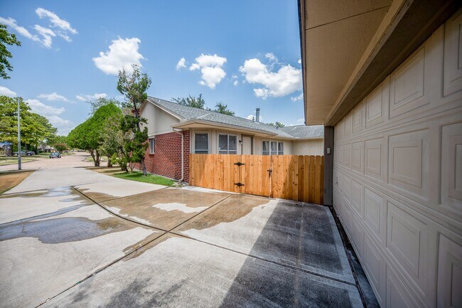 Building Photo - 13211 Rosstown Dr