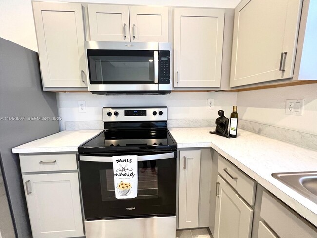 Building Photo - 429 NE 12th St