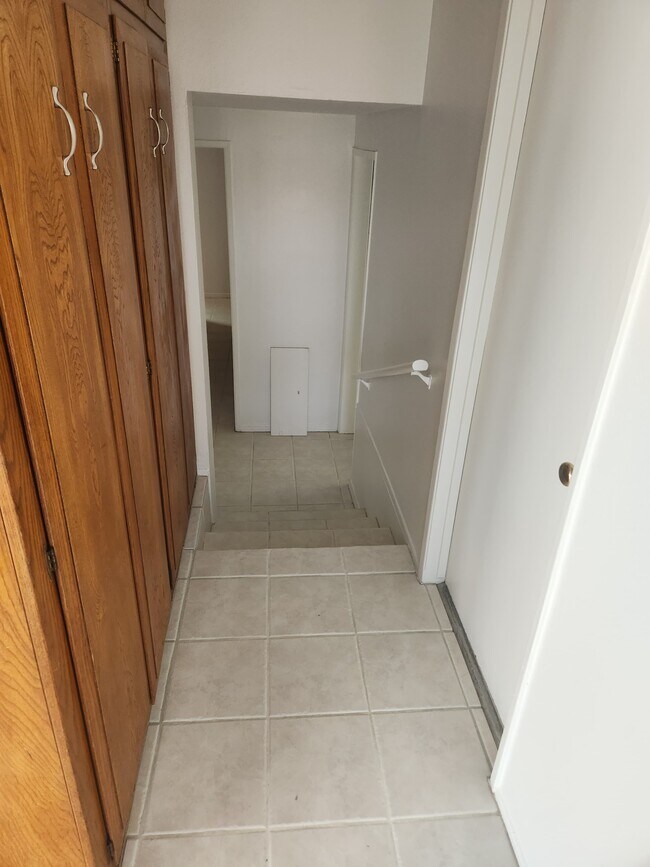 Building Photo - 702 N Paulina Ave