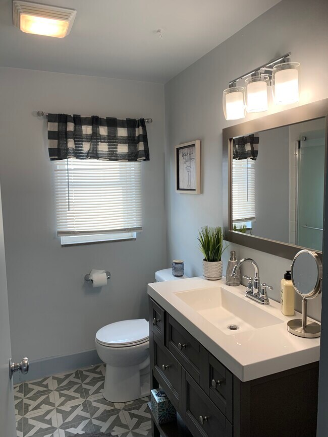 Building Photo - 2014 Davis Ave