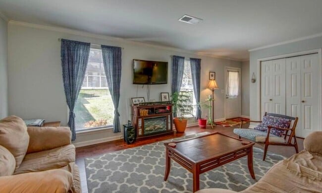 Building Photo - Easy walk to Vanderbilt University