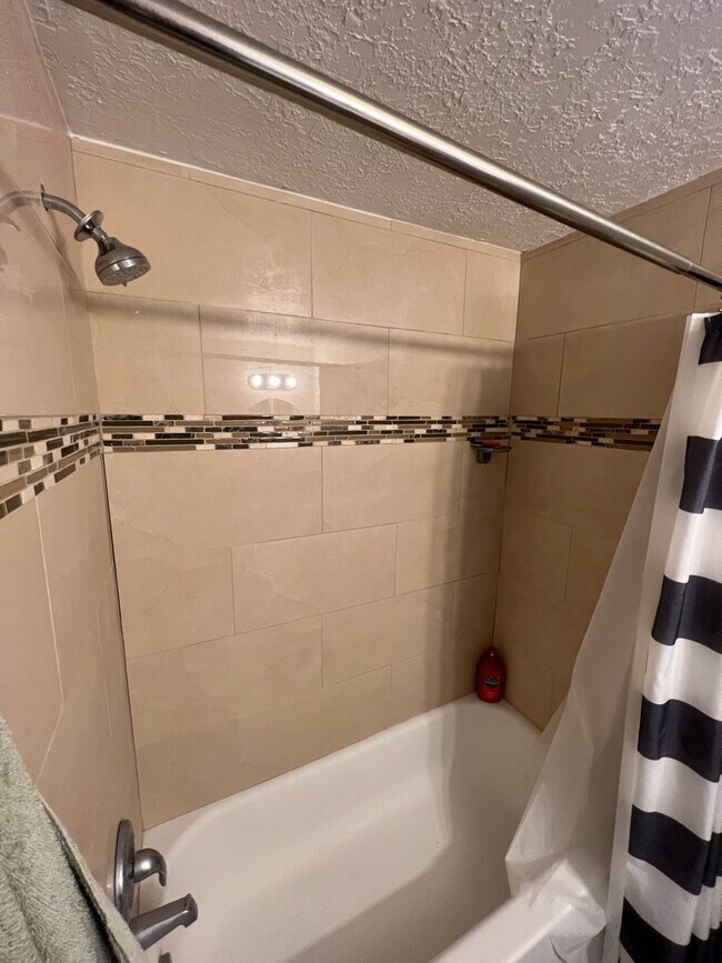 Building Photo - 2 Bedroom Apartment -2023 remodel New paint, flooring, and granite countertops