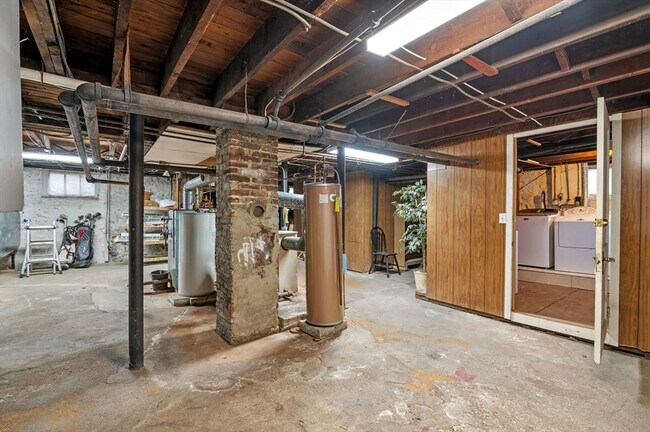 Building Photo - 38 Raymond Rd