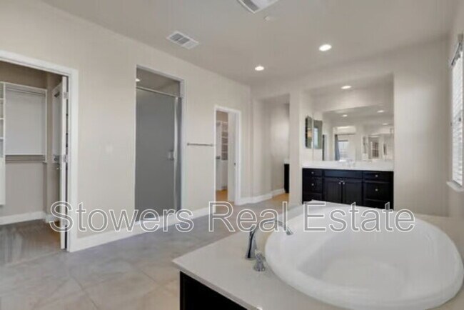 Building Photo - 521 N Miraloma Ct