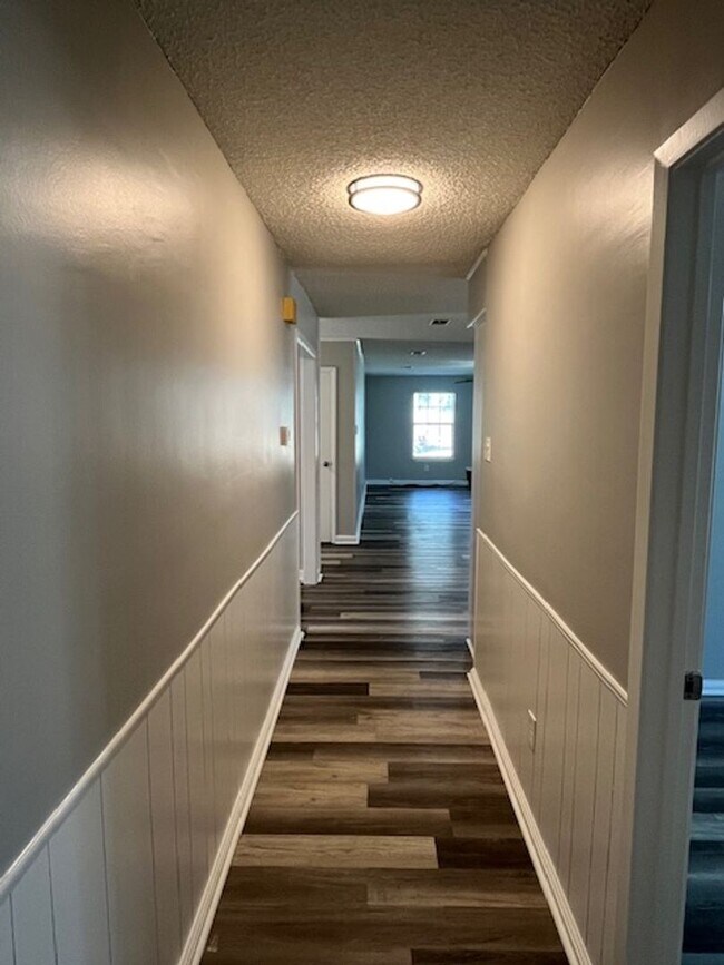 Building Photo - 16 Eastwood Dr