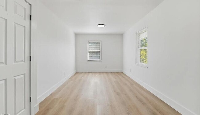 Building Photo - 413 Solar Dr