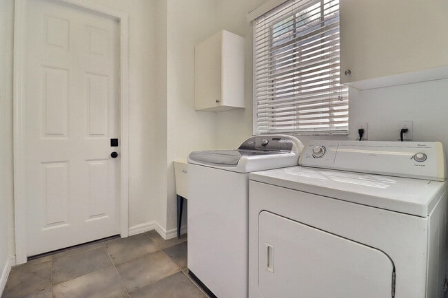 Building Photo - 1289 Beacon Cir