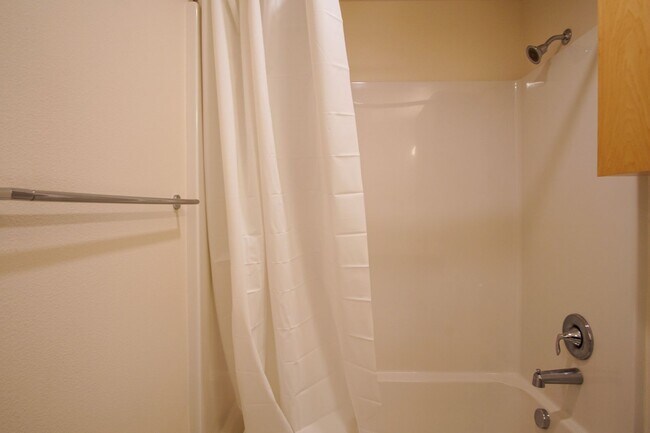 Building Photo - Spacious 2nd Floor 2-Bed in John's Landing...
