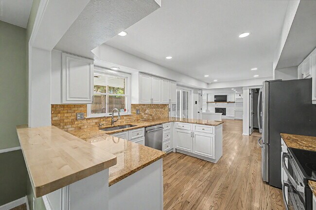 Building Photo - "Spacious 4-Bedroom Oasis with 4 Full Baths in Prime Englewood Location – 3306 Sq. Ft. of Comfort...