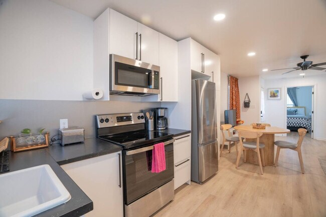 Building Photo - 807 Dreiss St