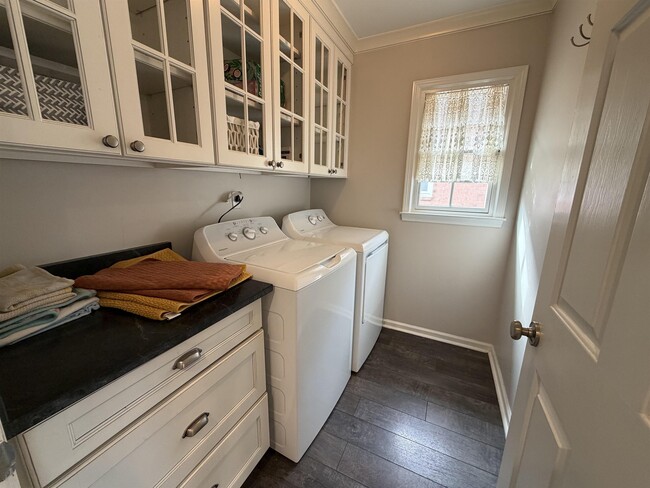 Building Photo - 1565 Dexter Run W