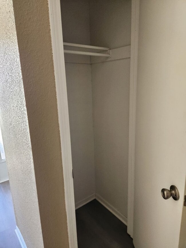 Building Photo - 2 bedroom 2/12 bath