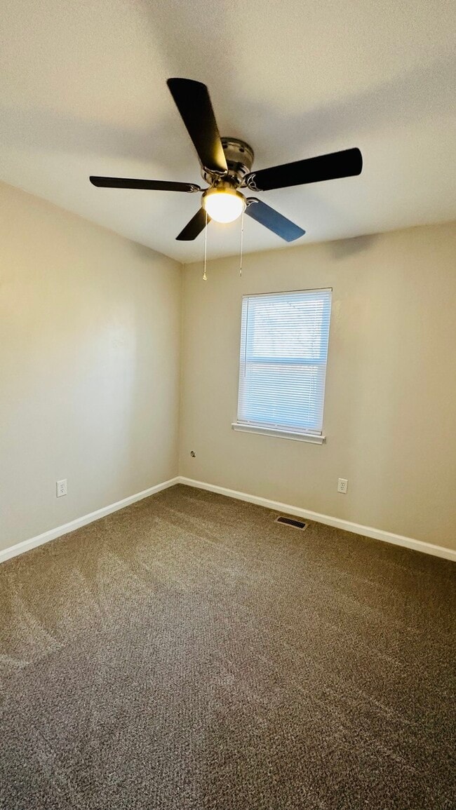 Building Photo - 3 BEDROOM END UNIT TOWNHOUSE FOR RENT IN V...