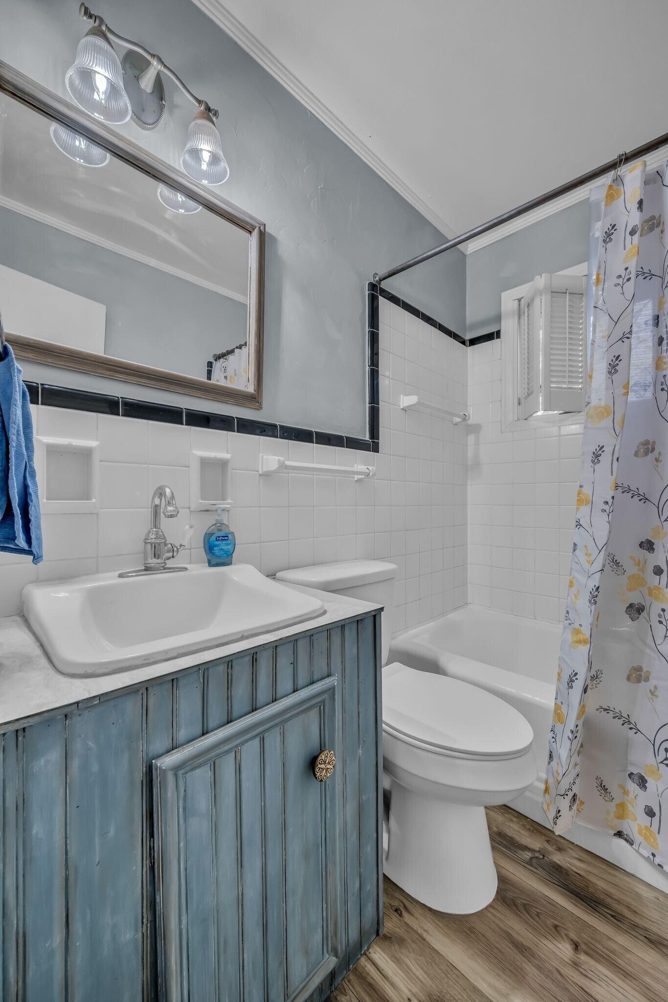 Building Photo - 205 W Lake Dr