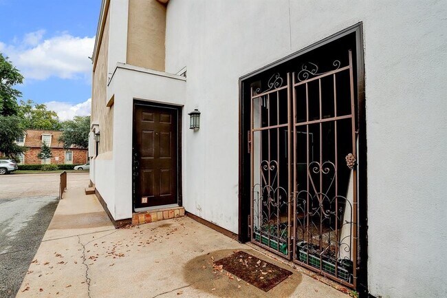 Building Photo - 2744 Briarhurst Dr