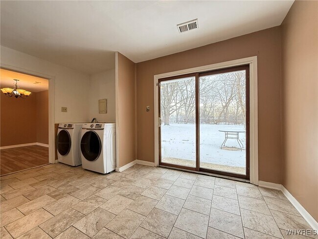 Building Photo - 52 Carol Ln