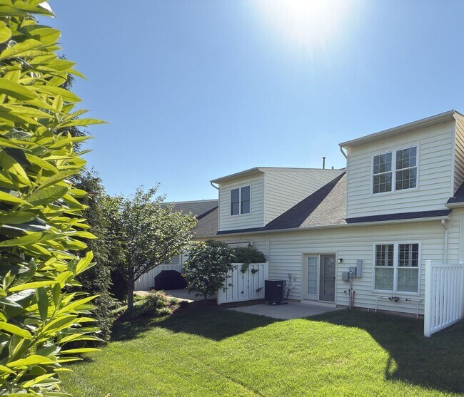 Building Photo - 3 Bedroom, 2.5 Bath, Loft, 2-Car Garage Ho...