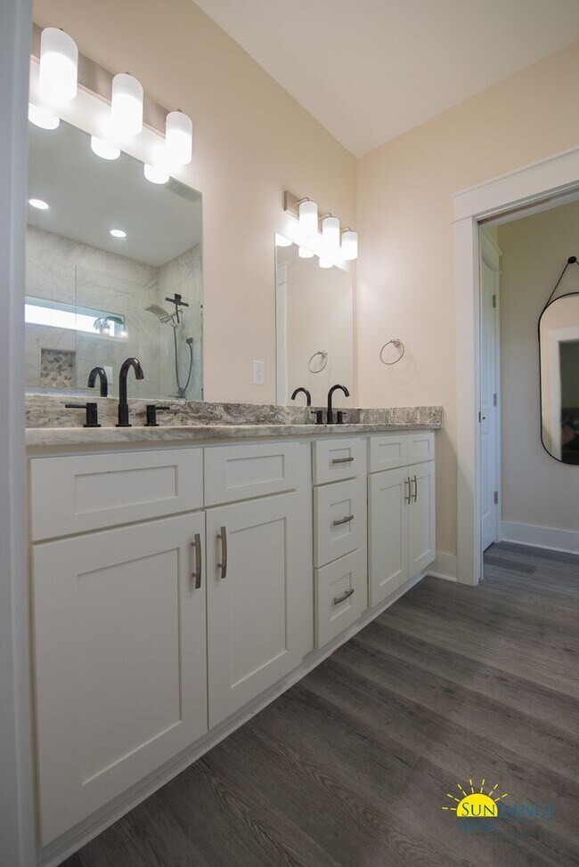Building Photo - Stunning 3 Bedroom Home in Navarre near Highway 98!