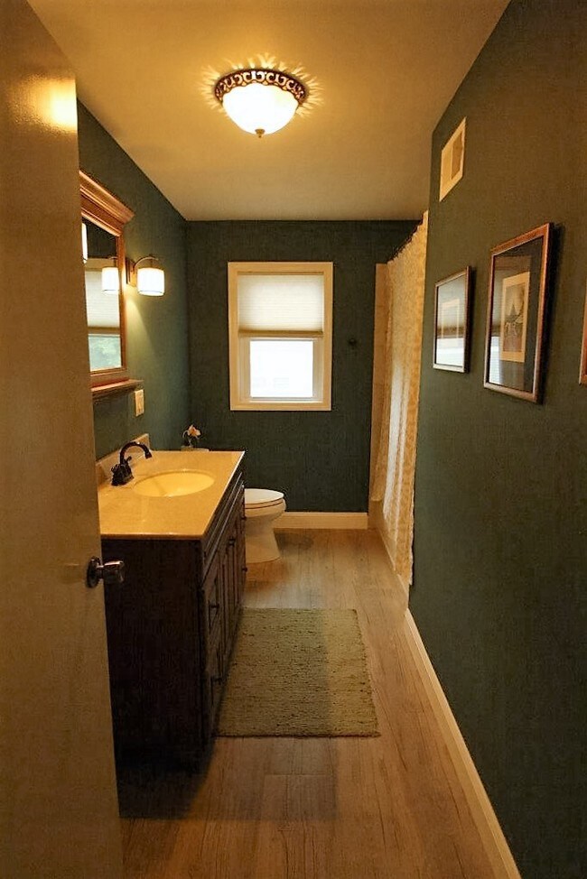 Main bath with tub - 61 Cornell Blvd