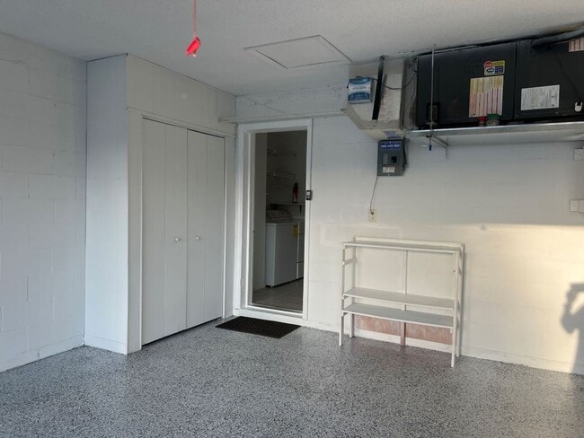 Building Photo - Lovely Lakefront Pinebrook South Home for Annual Rental