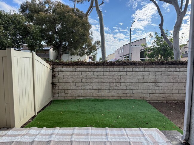 Building Photo - 1Bd/1Ba Condo in Gated Huntington Beach Co...