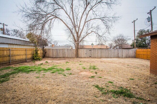Building Photo - "Charming 3-Bed Retreat in Lubbock with Granite Accents & Spacious Living!"