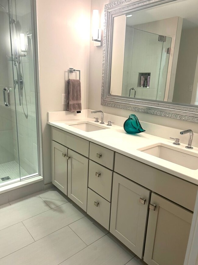 Building Photo - Gorgeous Fully Furnished 2BR/1BA Condo Ava...
