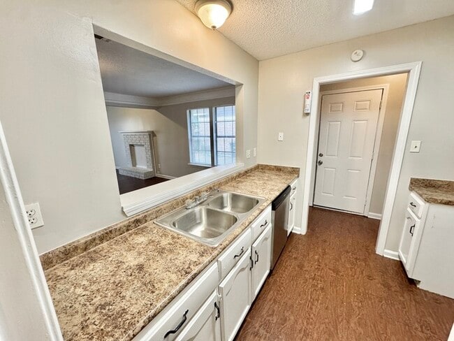 Building Photo - 5825 Plum Valley Dr