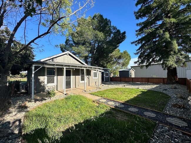 Building Photo - Charming One Bedroom in the Heart of Red Bluff! Pet Friendly!