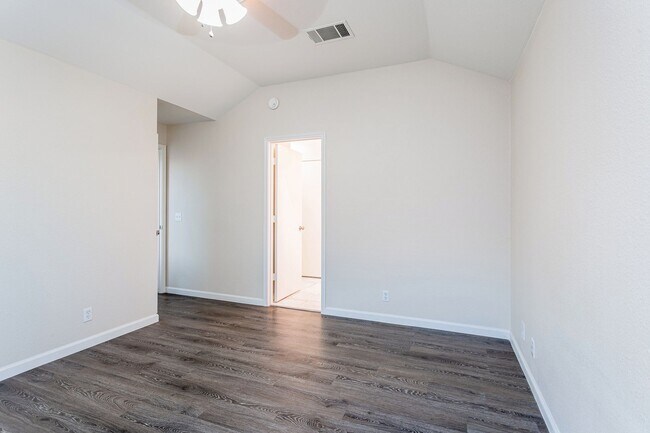 Building Photo - Comfortable 3BR/2BA Home with Vinyl Floori...