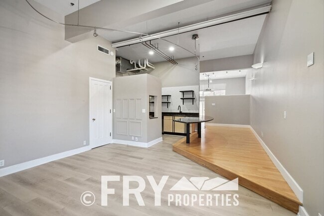 Building Photo - Ground Floor Condo in Great Uptown Location