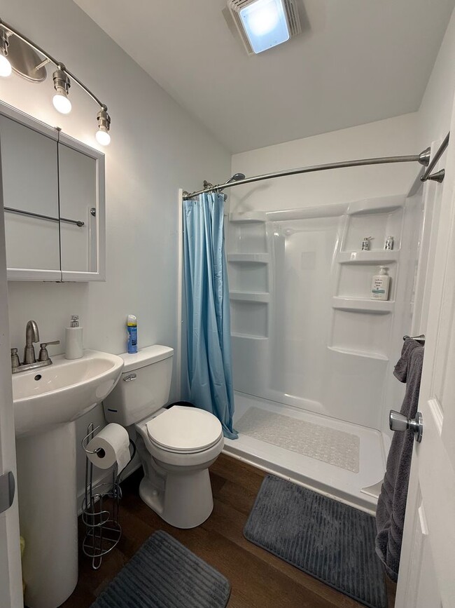 Building Photo - 2 BDRM, 10 MONTH LEASE AVAIL AUGUST-MAY (2...