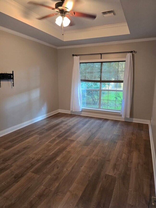 Building Photo - 3 bed 2 bath