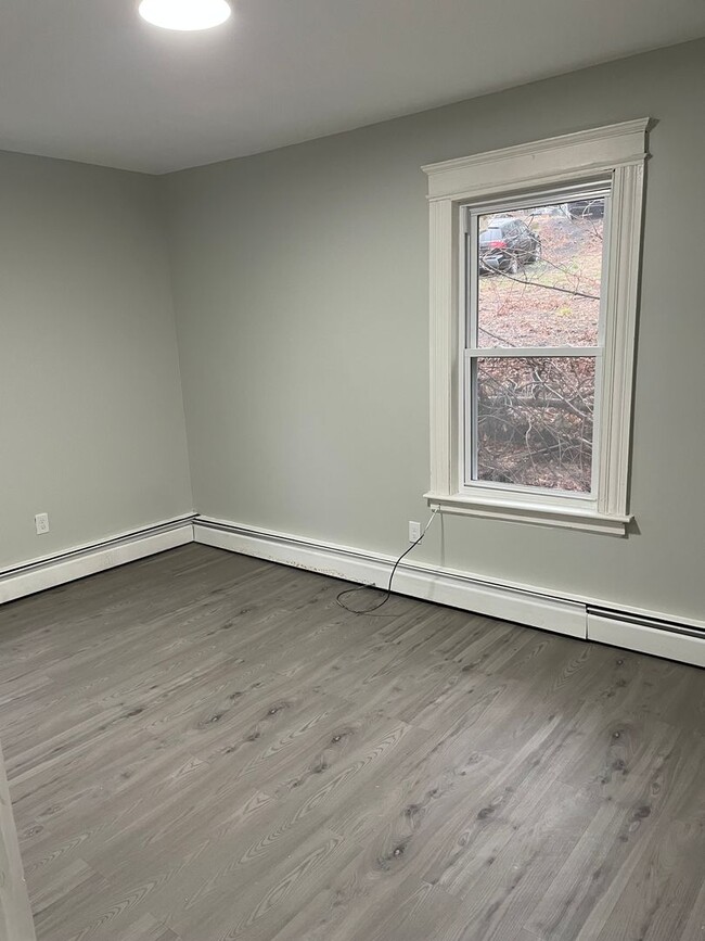 Building Photo - Fully renovated 6 bedroom single family house