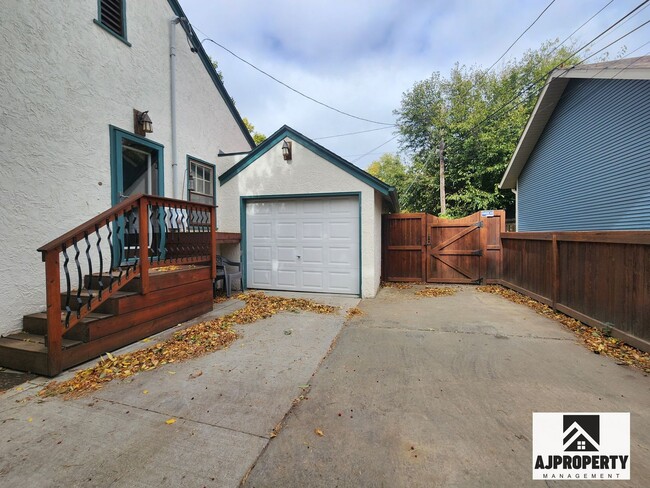 Building Photo - Charming 3/2 near McKennan Park