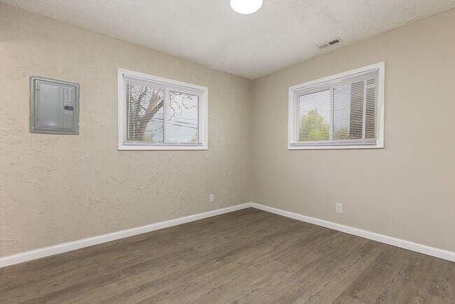 Building Photo - 1 Bedroom One Bath Unit For Lease