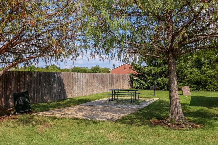 Building Photo - 5768 Goldfinch Way