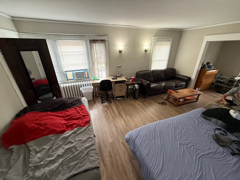 Building Photo - 804 W Oregon St