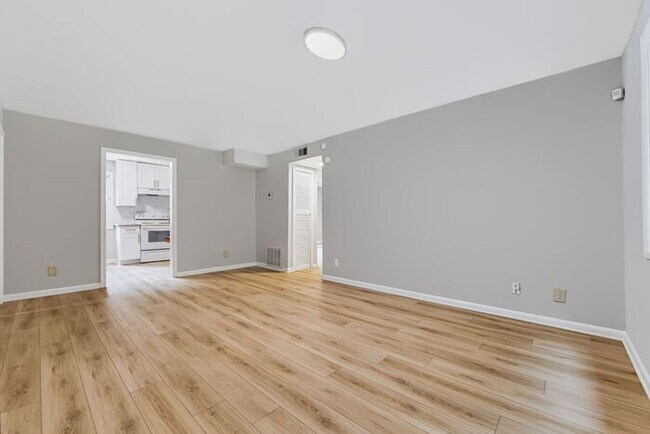 Building Photo - 1635 Line Cir
