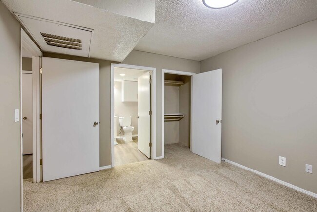 Building Photo - 501 Par Dr