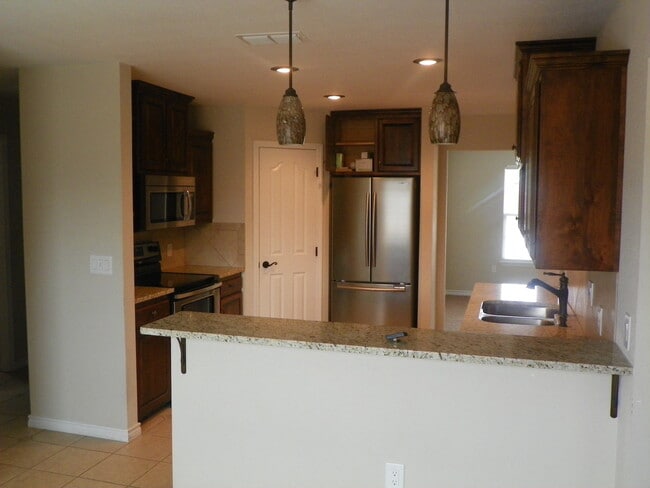 Building Photo - SPECTACULAR NEWER HOME, FIREPLACE, FORMAL ...