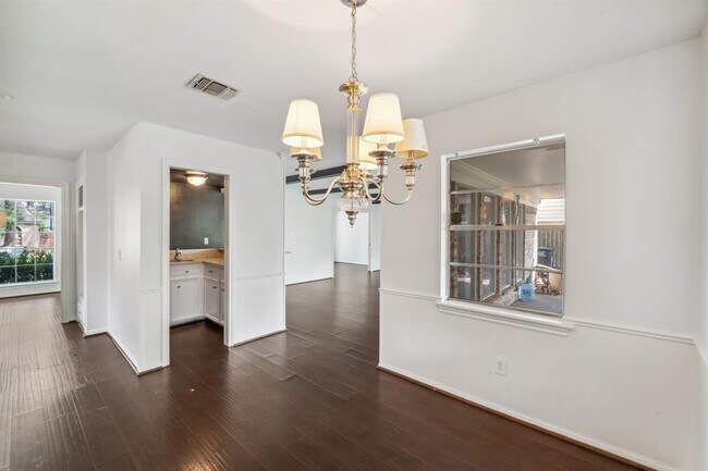 Building Photo - 1823 Saddlecreek Dr