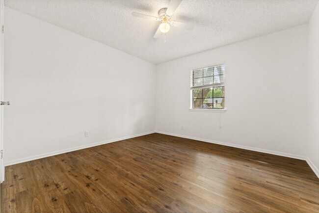 Building Photo - 1376 Poppy Ln